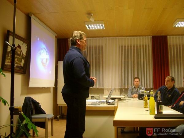 Bild 2 von 3 Ronald Zaulig vom BRK F&uuml;rth begr&uuml;&szlig;t die Lehrgangsteilnehmer.