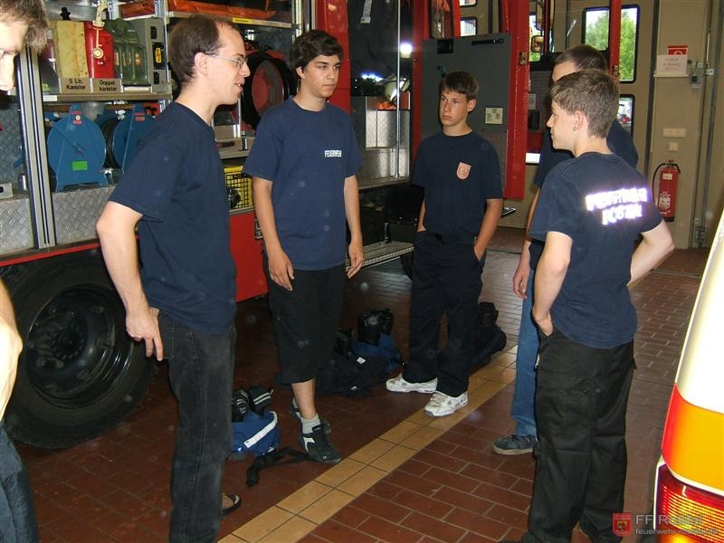 Bild 2 von 26 Ger&auml;tekunde: Die Gruppenf&uuml;hrer gehen gemeinsam mit ihrer Mannschaft die Ger&auml;te des Einsatzfahrzeuges durch