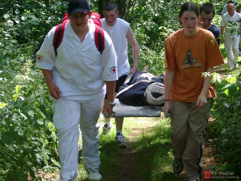 Bild 26 von 26 Verungl&uuml;ckte Person wird abtransportiert