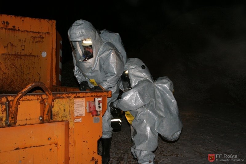 Bild 1 von 5 N&auml;chtliche Gew&ouml;hnungs&uuml;bung an verschiedenen Hindernissen.