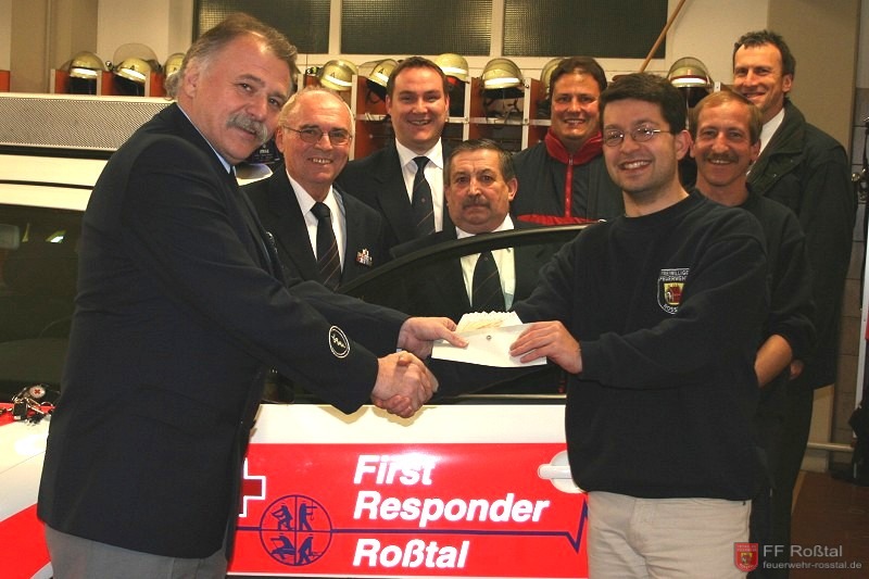 Bild 1 von 1 von links: Adolf Georg Reichel (1.Kreisbereitschaftsleiter), Ernst Raml (Gesch&auml;ftsf&uuml;hrer a.D BRK F&uuml;rth), J&uuml;rgen Klinkert (Bereitschaftsleiter Bereitschaft Ro&szlig;tal), Wolfgang Erdel (Stellv. Bereitschaftsleiter Bereitschaft Ro&szlig;tal), Dr. Frank Sinning (Chefarzt des Kreisverbandes), Frank Bauer (1. Vorsitzender F&ouml;rderverein), Martin Ungerer (techn. Leiter First Responder), Thomas Leipold (Gesch&auml;ftsf&uuml;hrer BRK F&uuml;rth)