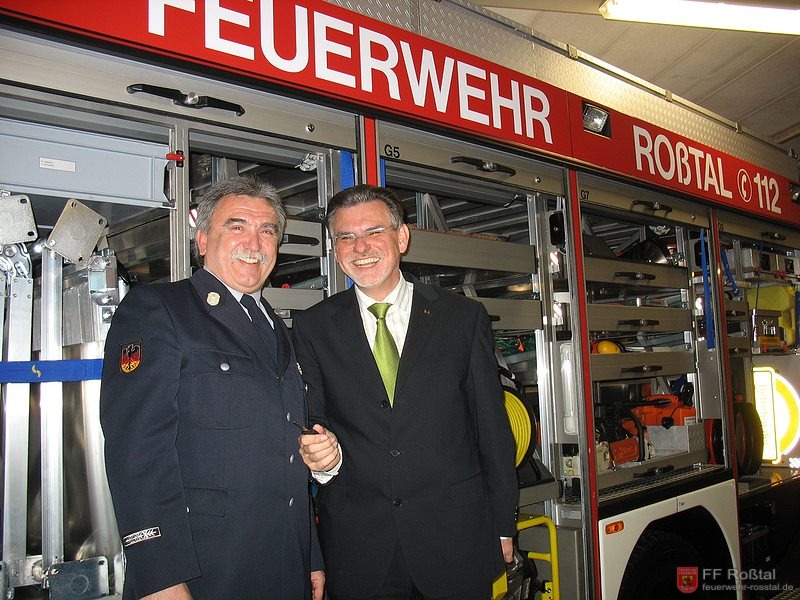 Bild 8 von 10 Offizielle &Uuml;bergabe des Fahrzeugsschl&uuml;ssels von Bgm. Maximilan Gaul an Kdt. Reiner W.