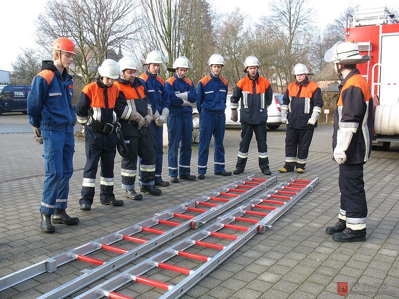Bild 3 von 21 KBM Frank Bauer erkl&auml;rt die Handhabung der Steckleiter