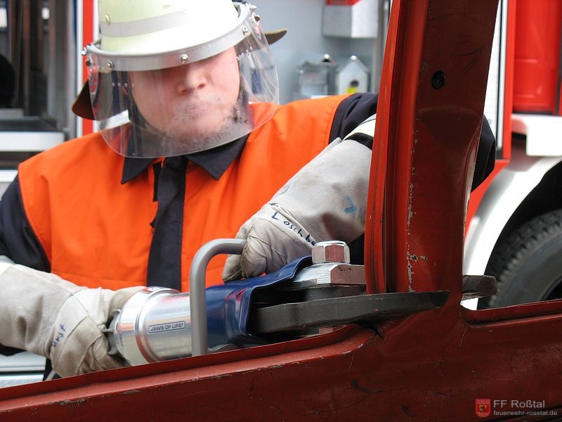 Bild 14 von 21 Technische Hilfeleistung: Die Rettungsschere im Einsatz