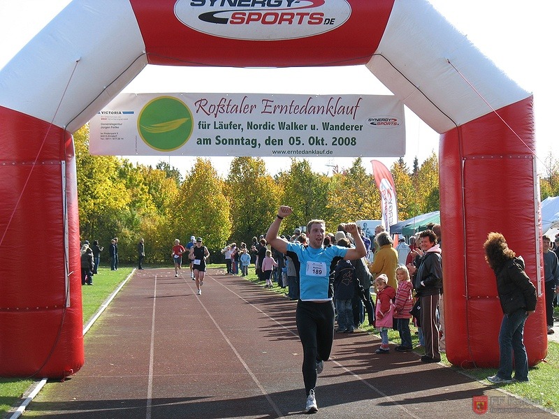 Bild 5 von 7 Feuerwehrmann Matthias Schuh beim Zieleinlauf. Er belegte mit 39 Minuten und 59 Sekunden den 29. Platz in der Gesamtwertung