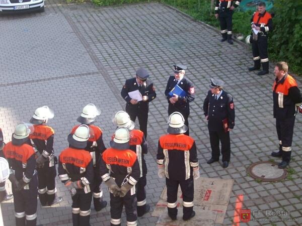 Bild 1 von 5 Gruppe 1 ist angetreten und erhält Anweisungen vom Kreisbrandrat