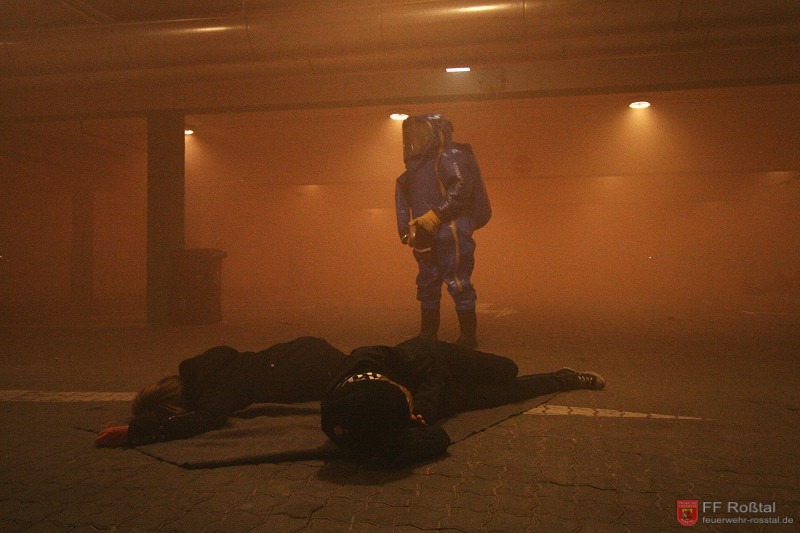 Bild 3 von 26 CSA-Tr&auml;ger im vernebelten Parkhaus retten die Opfer