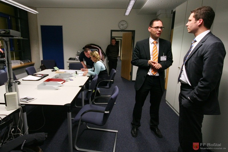 Bild 23 von 26 Landrat Die&szlig;l informiert sich im Lagezentrum der F&uuml;GK