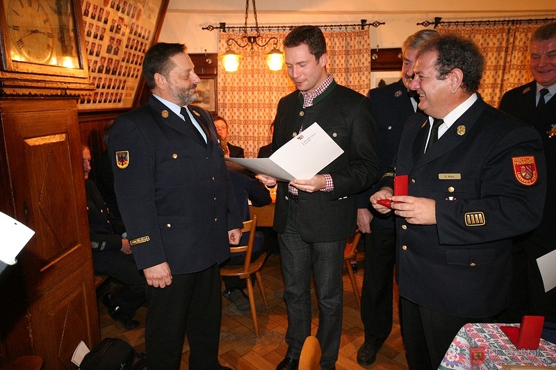 Bild 5 von 9 Landrat Die&szlig;l ehrt KBI Rudi H&ouml;fler (links) f&uuml;r 40 Jahre aktiven Feuerwehrdienst. Humorvoll wei&szlig;t der Landrat auf das in 2009 anstehende Jubil&auml;um von 40 Jahren aktiven Dienst von KBR Dieter Marx hin: "Die Kreisbrandinspektion komme in die Jahre".