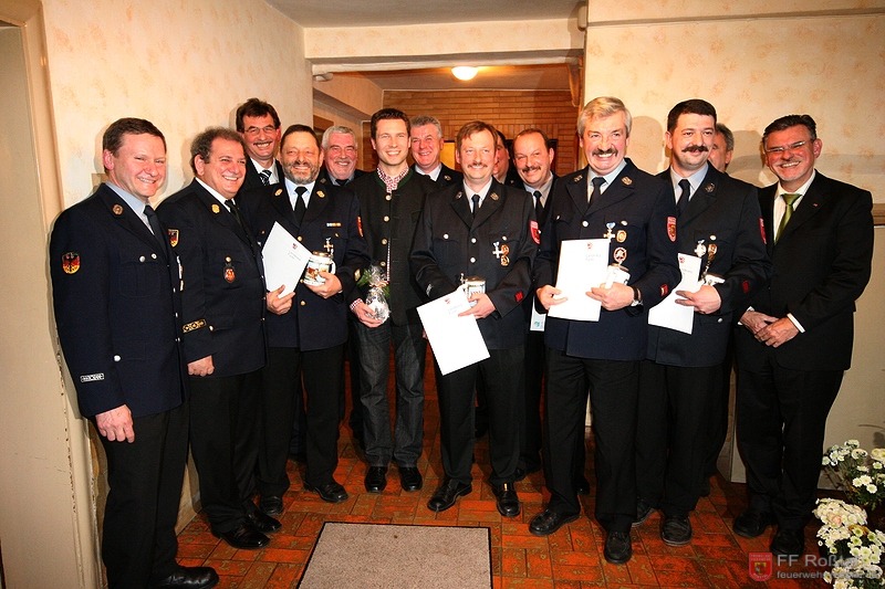 Bild 7 von 9 Die Geehrten f&uuml;r langj&auml;hrigen aktiven Feuerwehrdienst (vlnr): Vorstand Norbert S., Kreisbrandrat Dieter Marx, B&uuml;rgermeister Johann V&ouml;lkl, Kreisbrandinspektor Rudi H&ouml;fler, 2. B&uuml;rgermeister und Ehrenvorstand Anton Engelhard, Landrat Matthias Die&szlig;l, Johann R., J&uuml;rgen Wiesinger, Jochen Greul, Horst Krach, Johann Rutsch, Hans-G&uuml;nther Fischhaber, Kommandant Reiner W., Altb&uuml;rgermeister und Feuerwehrreferent Maximilian Gaul.