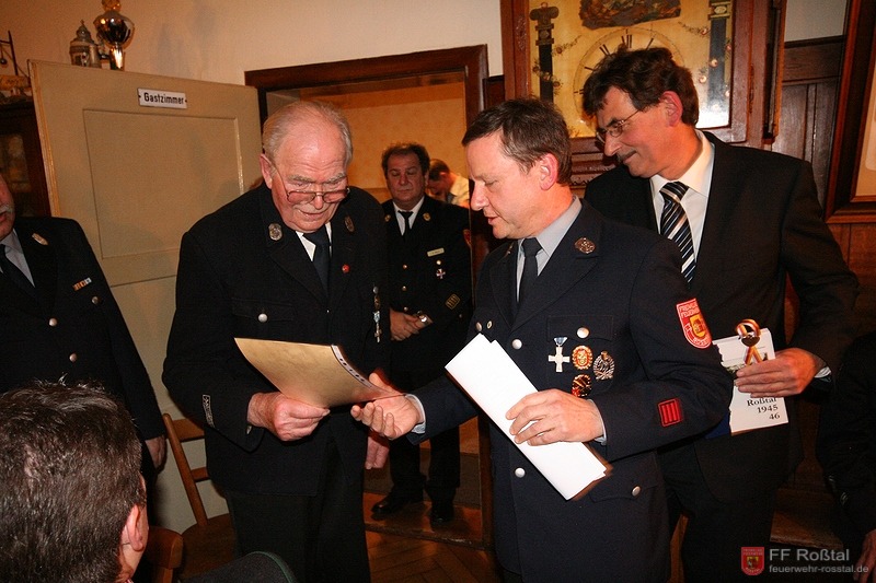 Bild 8 von 9 Vorstand Norbert S. (2. v.l.) gratuliert Martin Gegner (links) für langjährige Mitgliedschaft. Bild 8 von 9 Vorstand Norbert S. (2. v.l.) gratuliert Martin Gegner (links) für langjährige Mitgliedschaft.