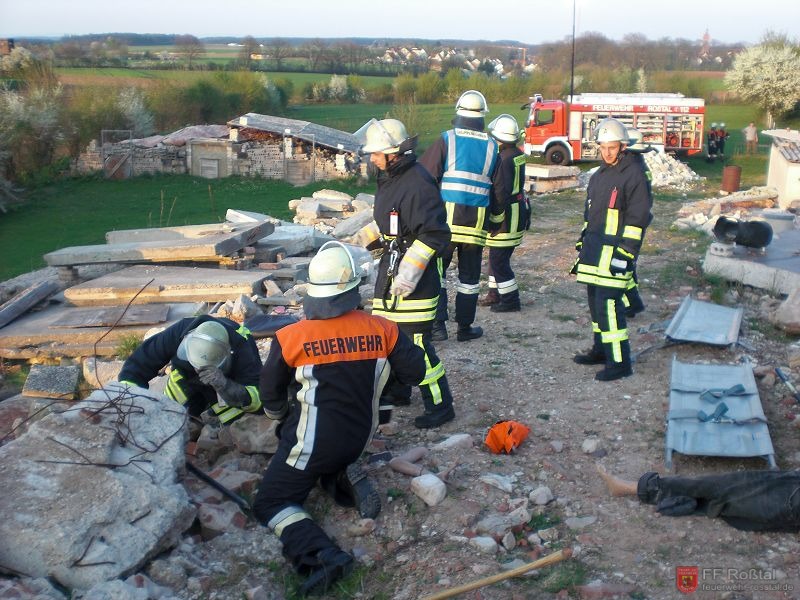 Bild 3 von 28 Im Ernstfall wären wegen der Einsturzgefahr sicher nicht so viele Einsatzkräfte auf dem Trümmerberg