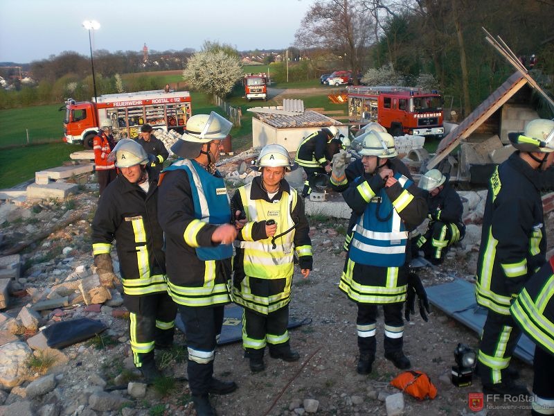 Bild 6 von 28 Je bunter desto wichtiger: Einsatzleiter und Gruppenf&uuml;hrer besprechen das weitere vorgehen