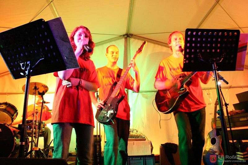 Bild 12 von 16 Nina und Harry singen, J&ouml;rg ist f&uuml;r den Bass zust&auml;ndig