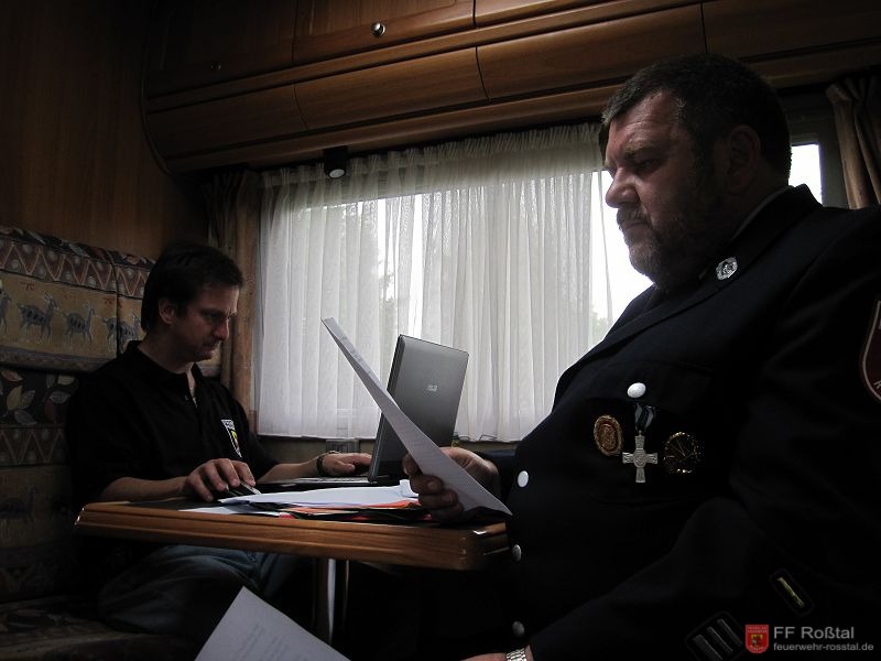 Bild 14 von 16 Kdt. Perzinger &uuml;bt seine Rede f&uuml;r die Siegerehrung ein