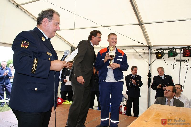 Bild 12 von 13 Der Pokal zum 1. Platz wird an die FF Tuchenbach &uuml;bergeben.