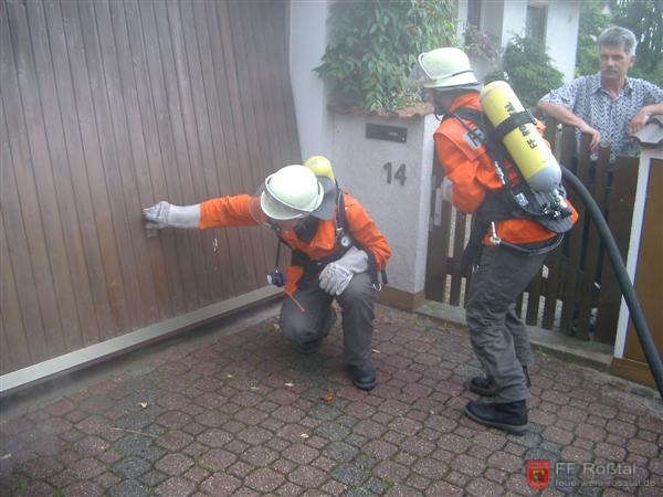 Bild 1 von 5 Zuerst wurde das Garagentor auf Hitze &uuml;berpr&uuml;ft.