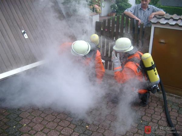 Bild 2 von 5 Der Atemschutztrupp (die Jugendlichen nat&uuml;rlich ohne Maske) ging am Boden in die Garage vor.