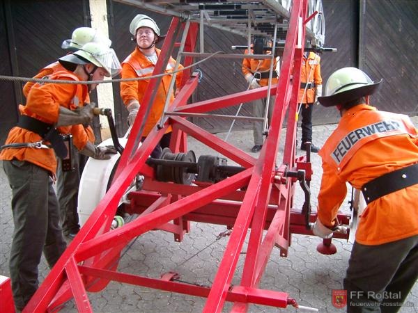 Bild 1 von 2 Um die Anh&auml;ngeleiter aufzurichten und auszufahren musste gekurbelt werden.