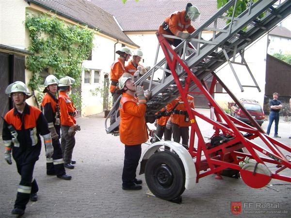 Bild 2 von 2 In der Mitte des Bildes ist der Stoffhund zu erkennen. (Es konnte leider keine Katze aufgetrieben werden ;-)  )