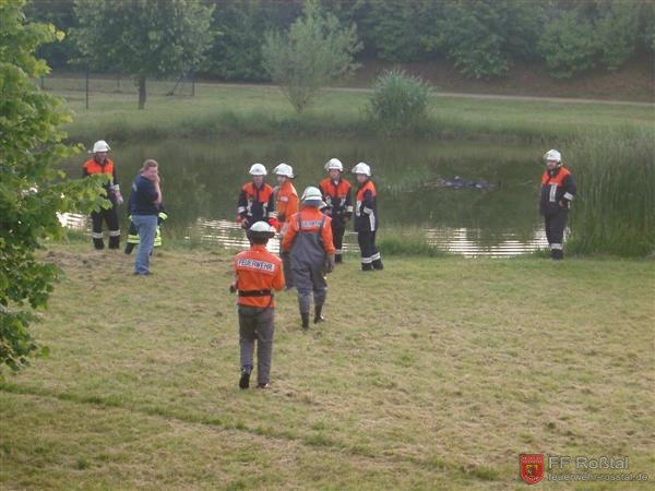 Bild 2 von 5 Schnell wurden Wathosen herbeigeholt...