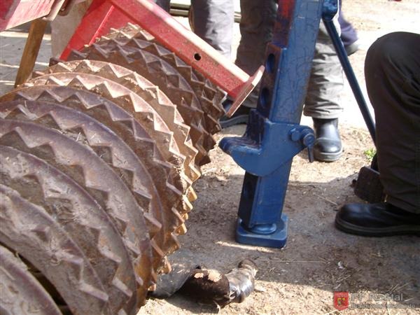 Bild 2 von 6 Das "landwirtschaftliche Ger&auml;t", welches auf der Person liegt, bietete kaum Angriffsfl&auml;che.