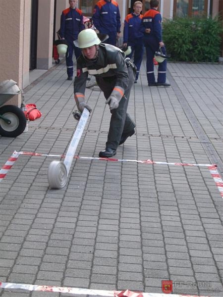 Bild 4 von 18 4. Pr&uuml;fung: Auswerfen eines Schlauchs (max. 15 Sekunden)