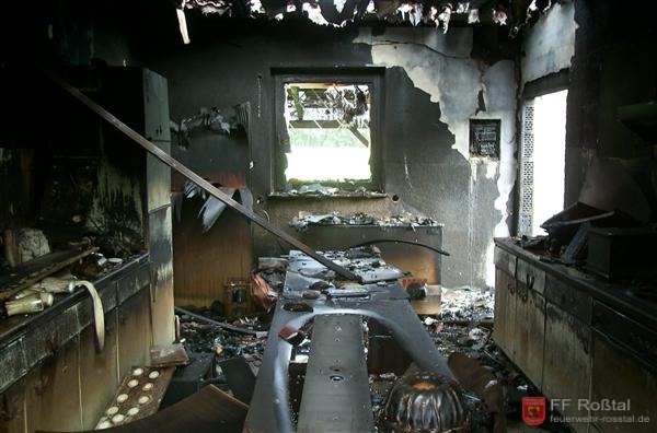 Bild 10 von 12 Am Morgen danach: Das Ausma&szlig; der Sch&auml;den ist nun deutlicher zu erkennen. Hier die K&uuml;che.
