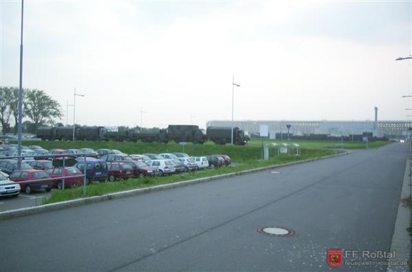 Bild 8 von 10 Mehrere LKWs der Bundeswehr warten darauf mit Sands&auml;cken beladen zu werden.