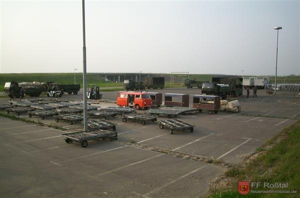 Bild 10 von 10 Derselbe Platz 12 Stunden sp&auml;ter. Es ist fast kein Sandsack mehr zu sehen. In der Halle befinden sich jedoch noch ca. 1 Mio Sands&auml;cke. Diese werden nun von Kr&auml;ften des THW verladen.