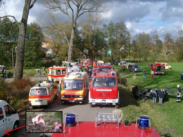 Bild 9 von 9 In der Bildmitte ist der Bus zu sehen, der gegen den Baum geprallt ist. Ganz rechts der PKW mit weggeschnittenem Dach. Bei genauer Betrachtung sieht man unten links die Delle im Fahrzeug des BRKs die das Reh verursacht hat.