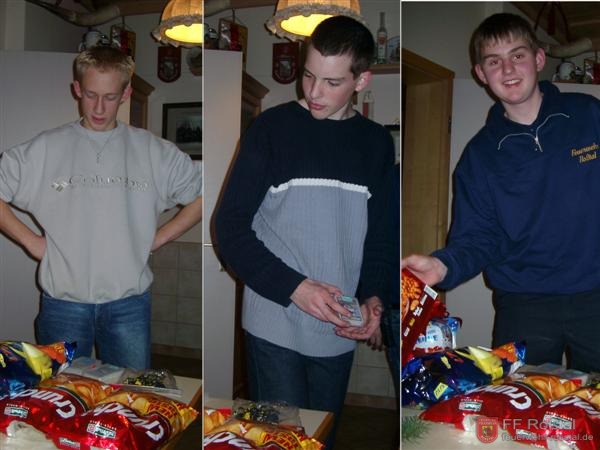 Bild 10 von 10 Die 3 Gewinner in beiden Disziplinen durften sich etwas vom Geschenketisch aussuchen.von links: Platz 1 Luca Nieszery, Platz 2 Stefan Kuchlbauer, Platz 3 Steffen Freitag Bild 10 von 10 Die 3 Gewinner in beiden Disziplinen durften sich etwas vom Geschenketisch aussuchen.von links: Platz 1 Luca Nieszery, Platz 2 Stefan Kuchlbauer, Platz 3 Steffen Freitag