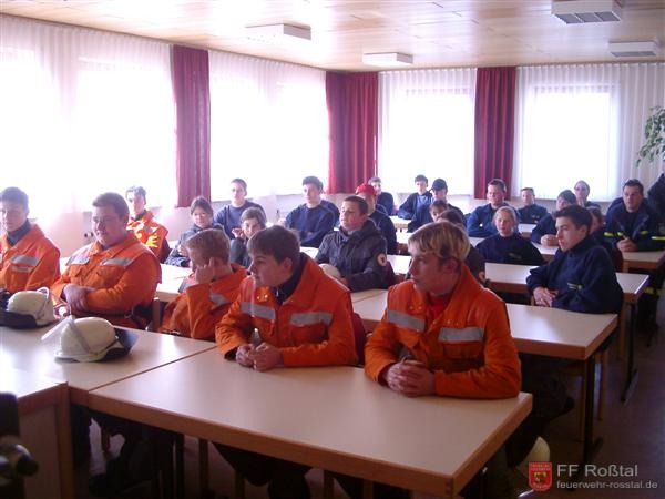 Bild 1 von 25 Bevor es losging gab es noch eine kurze Lagebesprechung. Anschlie&szlig;end fuhren BRK, THW und Feuerwehr mit insgesamt 8 Fahrzeugen und Blaulicht zum &Uuml;bungsplatz der Rettungshundestaffel.
