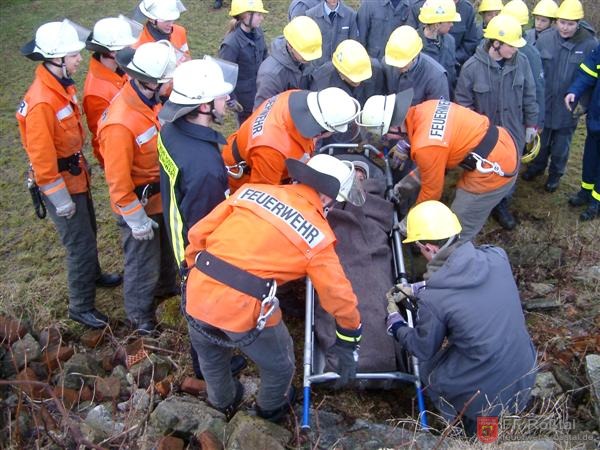 Bild 6 von 25 Die Person wurde geborgen und zum Transport auf die Trage gelegt. Die herumstehenden Jugendlichen werden anschließend für das Bilden einer Menschenkette gebraucht. Bild 6 von 25 Die Person wurde geborgen und zum Transport auf die Trage gelegt. Die herumstehenden Jugendlichen werden anschließend für das Bilden einer Menschenkette gebraucht.