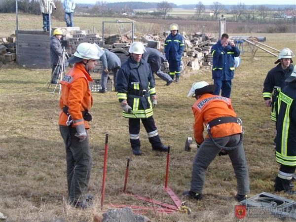 Bild 11 von 25 Das eine Ende des Stahlseils f&uuml;r den Greifzug wird im Boden verankert.