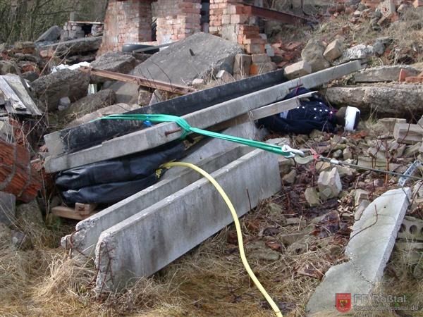 Bild 13 von 25 Das Hebekissen wird mit Pressluft aufgeblasen und hebt somit den Betonblock an. Das Stahlseil verhindert ein wegrutschen des Betonblocks. Bild 13 von 25 Das Hebekissen wird mit Pressluft aufgeblasen und hebt somit den Betonblock an. Das Stahlseil verhindert ein wegrutschen des Betonblocks.