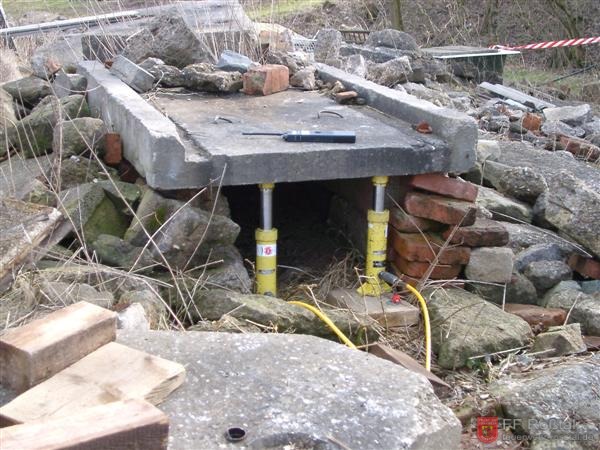 Bild 16 von 25 Die versch&uuml;ttete Person wurde aus diesem Loch vom THW geborgen.