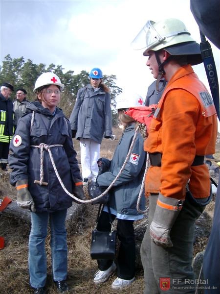 Bild 20 von 25 Einer "Sanit&auml;terin" des BRKs wird ein Rettungsknoten angelegt.