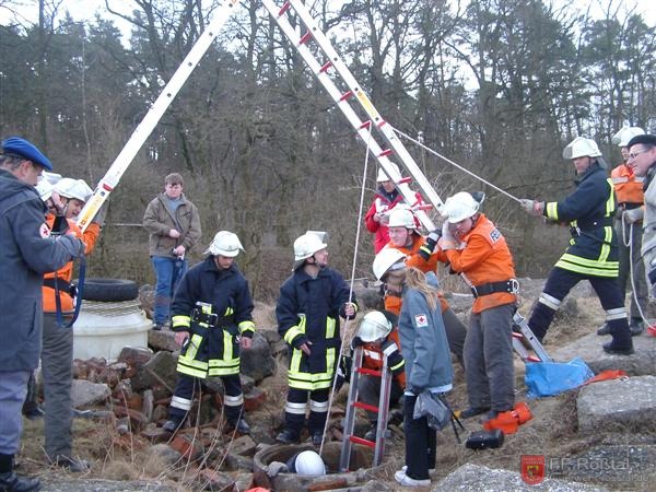 Bild 21 von 25 Anschlie&szlig;end steigt sie &uuml;ber eine Leiter zu dem Verletzten herunter und verorgt ihn medizinisch.