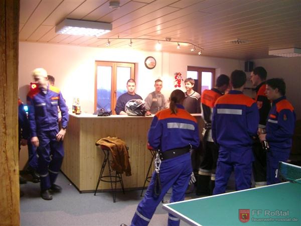 Bild 10 von 10 Nach Ende der &Uuml;bung wurde das Feuerwehrhaus besichtigt (hier der neue Jugendraum).