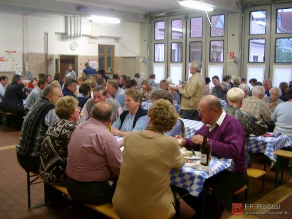 Bild 9 von 9 Anschlie&szlig;end fand in der Fahrzeughalle das allj&auml;hrliche Rettichessen statt.