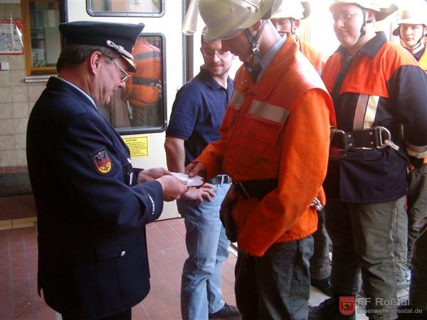 Bild 6 von 14 Jeder musste 2 Karten ziehen. Darauf stand neben "Krankentrage" oder "Verbandskasten" auch der Name eines Fahrzeugs. Die Jugendlichen mussten nun den Lagerort sowie den Inhalt des Verbandskastens angeben.