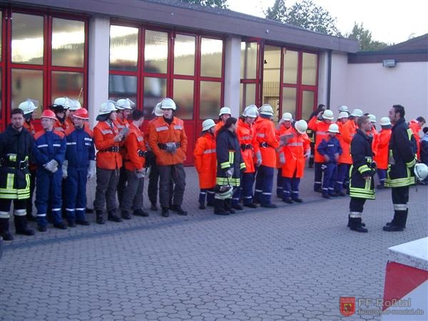 Bild 1 von 10 Antreten der Jugendlichen vor dem Feuerwehrhaus der FF Heilsbronn. 17 Jugendliche aus Heilsbronn und 11 aus Ro&szlig;tal nehmen an der &Uuml;bung teil.