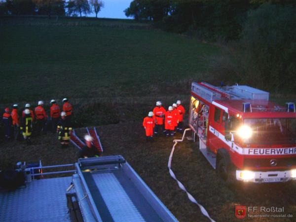 Bild 3 von 10 Beide Wehren bauen parallel aus je einem L&ouml;schfahrzeug die Wasserversorgung aus dem Bach auf.