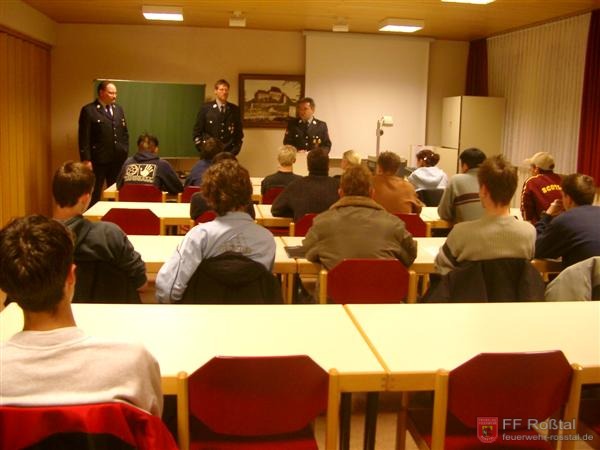 Bild 1 von 22 Begr&uuml;&szlig;ung zur ersten Unterrichtseinheit. In den folgenden drei Stunden wird der 1. Kdt. Schifferm&uuml;ller (vorne links) der FF Buttendorf die Sch&uuml;ler in Rechtsgrundlagen und Organisation der Feuerwehr unterrichten