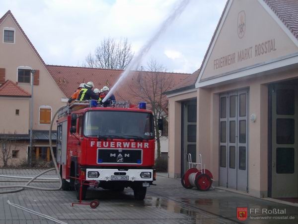 Bild 7 von 22 Der Wasserwerfer mit über 1000 l/min in Aktion.