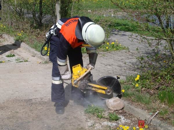 Bild 17 von 22 Erste Versuche am Trennschleifer.