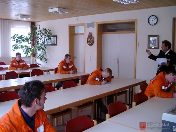 Bild 21 von 22 Kreisbrandrat Dieter Marx (rechts) gibt die letzten Anweisungen f&uuml;r die theoretische Pr&uuml;fung.