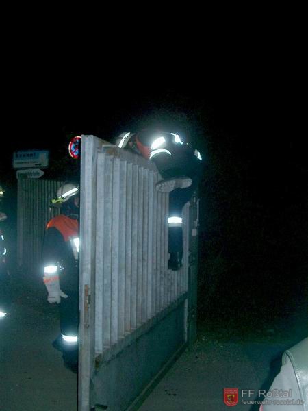 Bild 18 von 23 Nach etwa 10 Minuten Fu&szlig;marsch ist die Gruppe fast wieder an der Atemschutzzentrale angekommen. Die letzten H&uuml;rden werden &uuml;berwunden.