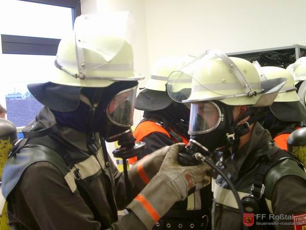 Bild 2 von 15 Gegenseitiges Anschlie&szlig;en des Lungenautomaten